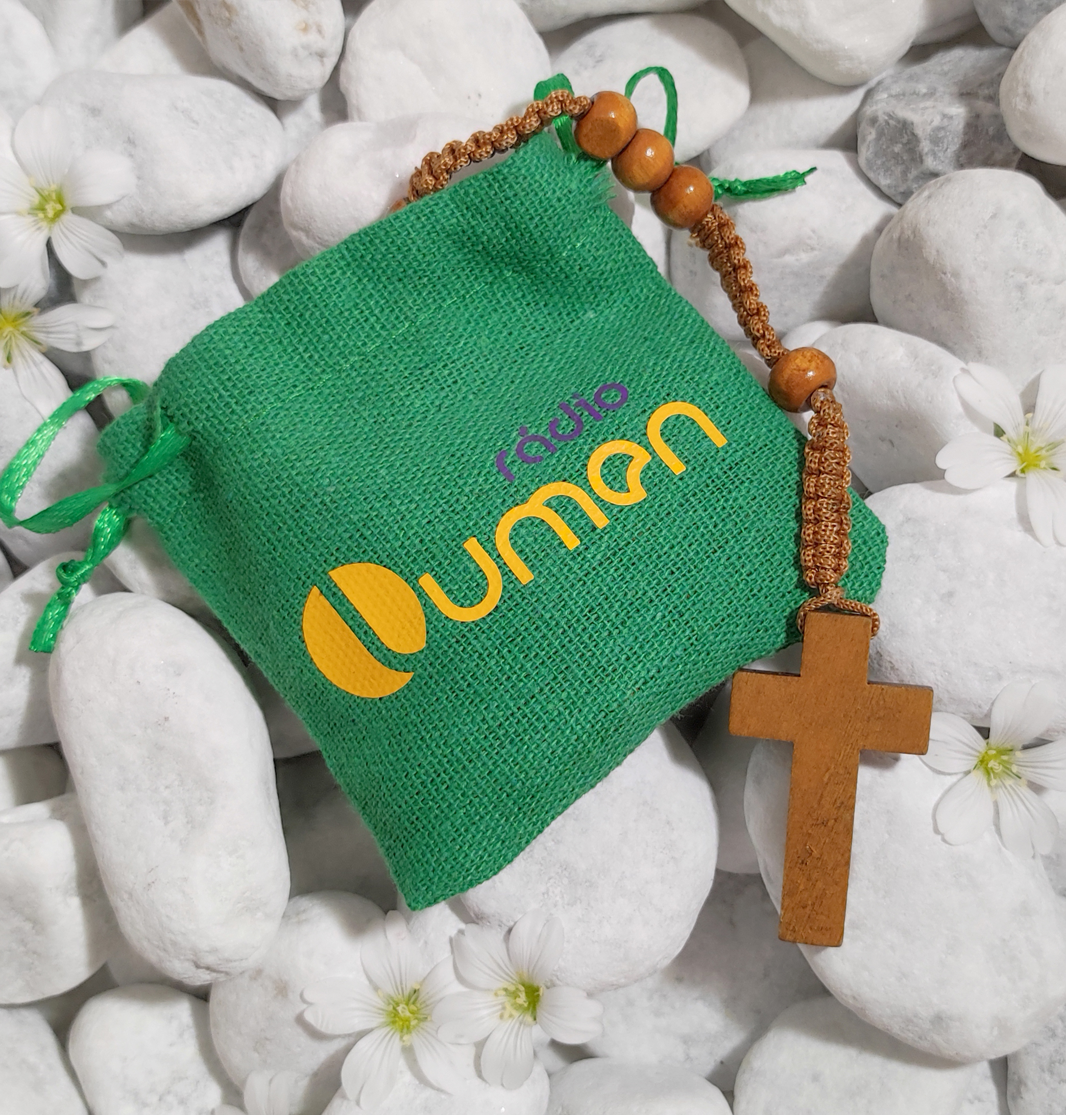 Náramok - desiatok drevený hnedý s Pannou Máriou a krížom