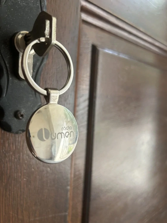 Kľúčenka s Levom XIV. a logom Rádia LUMEN